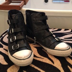 Size 37 or 6.5-7 trendy side-zipped sneakers